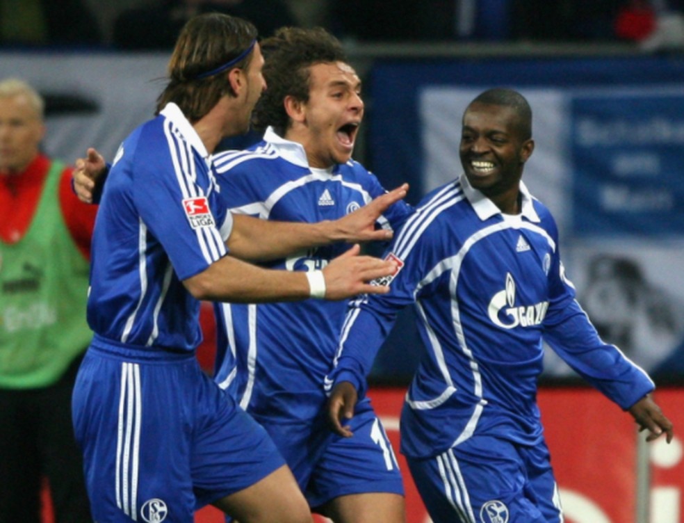 Rafinha e Zé Roberto comemoram gol pelo Schalke — Foto: Getty Images