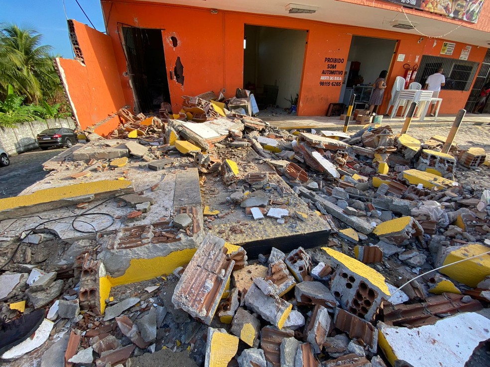 Explosão destruiu sala onde cofre de posto de combustíveis ficava em Natal — Foto: Kleber Teixeira/Inter TV Cabugi