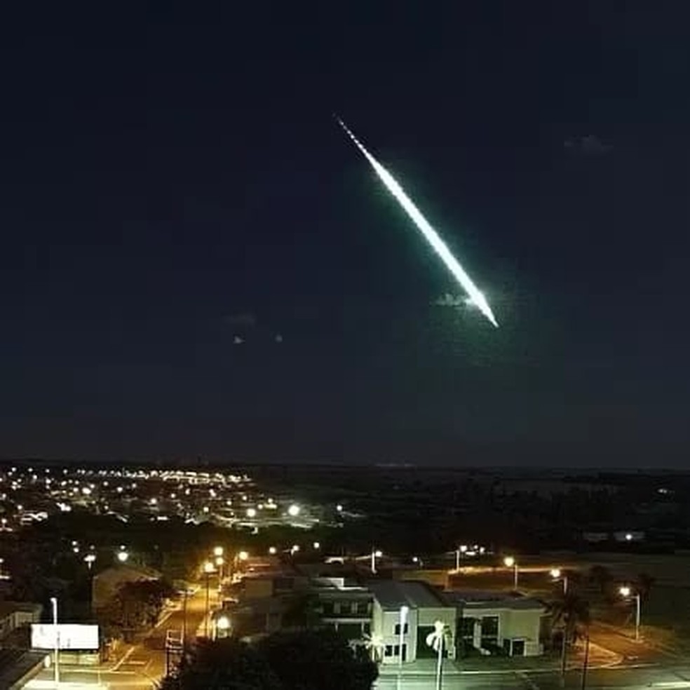 Rastro de luz deixado por meteoro no céu — Foto: Redes Sociais/Reprodução