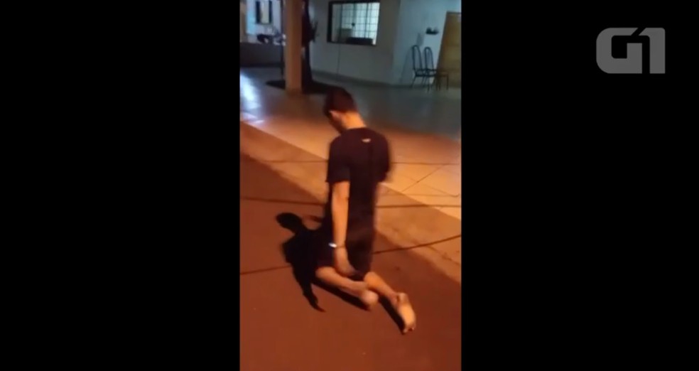 Filho caminhou de joelho na rua de frente de casa em Porto Velho — Foto: Reprodução