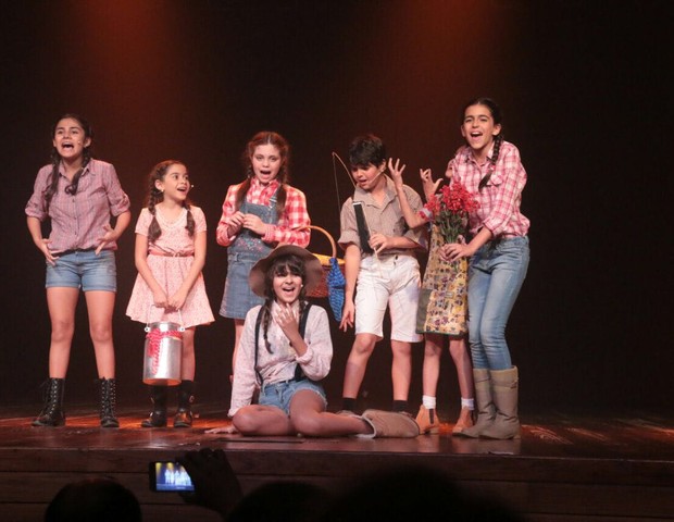 Crianças em uma peça do Bàllo Centro de Dança  (Foto: Divulgação)