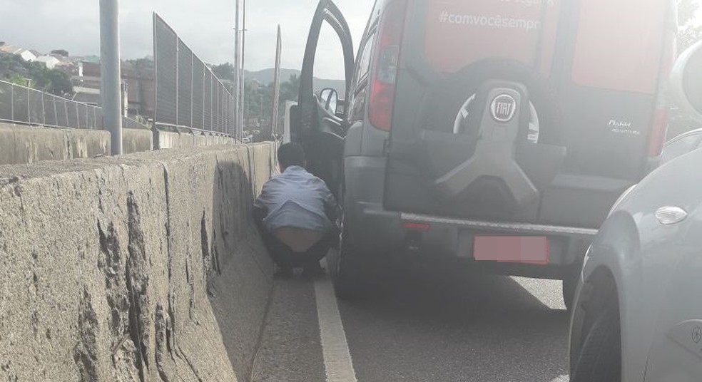 Motoristas se protegem dos tiros na Linha Amarela (Foto: Reprodução/Redes sociais)