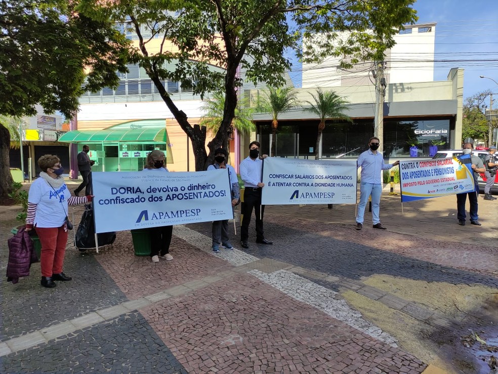 Grupo realizou protesto pacífico contra Doria em Presidente Prudente — Foto: Murilo Zara/TV Fronteira