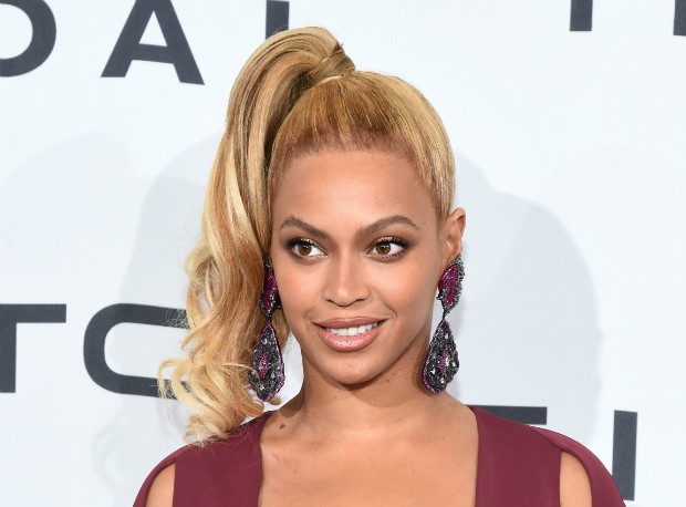 Beyoncé escolheu prender o cabelo bem no alto da cabeça (Foto: Getty Images)
