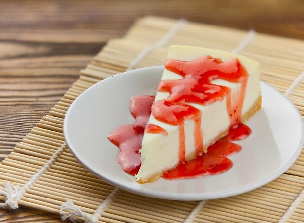 Receita de cheesecake de morango é finalizada com geleia (Foto: Daus / Divulgação)