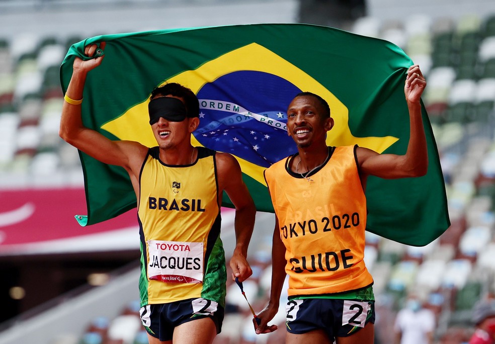 Yeltsin Jacques, com o guia Antônio Carlos dos Santos, após conquistar a 100ª medalha de ouro do Brasil em Paralimpíadas. — Foto: Athit Perawongmetha / Reuters