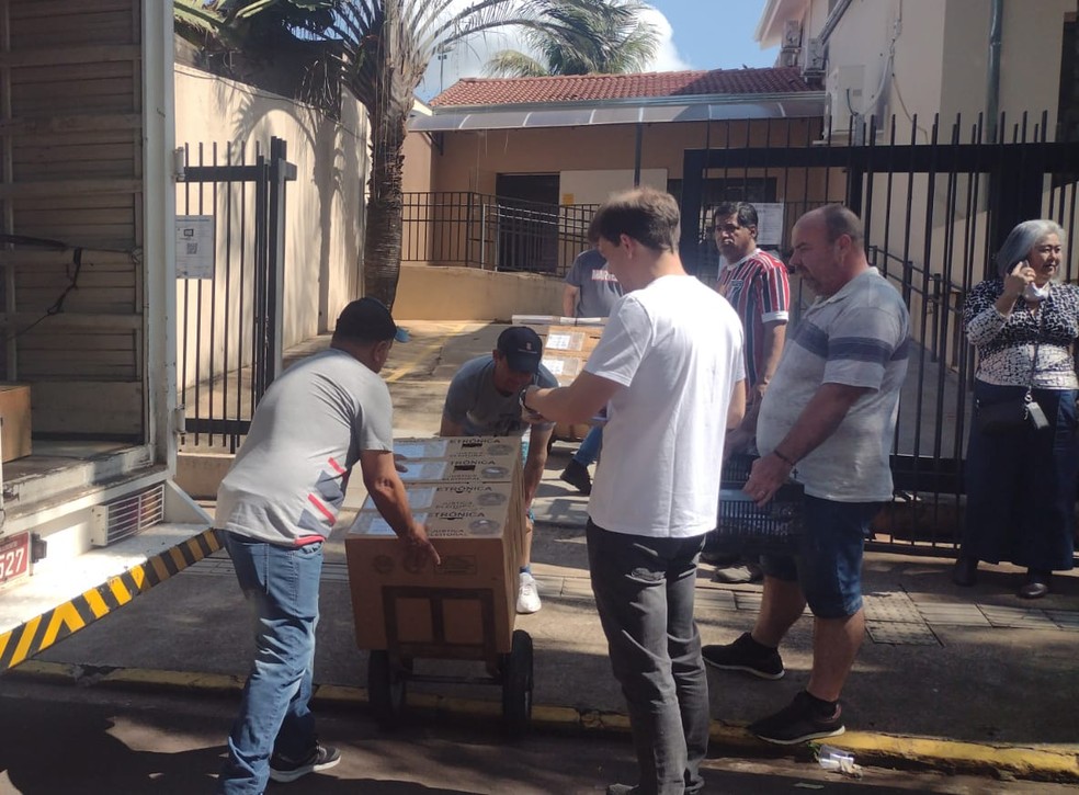 Urnas eletrônicas foram levadas para os locais de votação em Presidente Prudente (SP) — Foto: Amanda Simões
