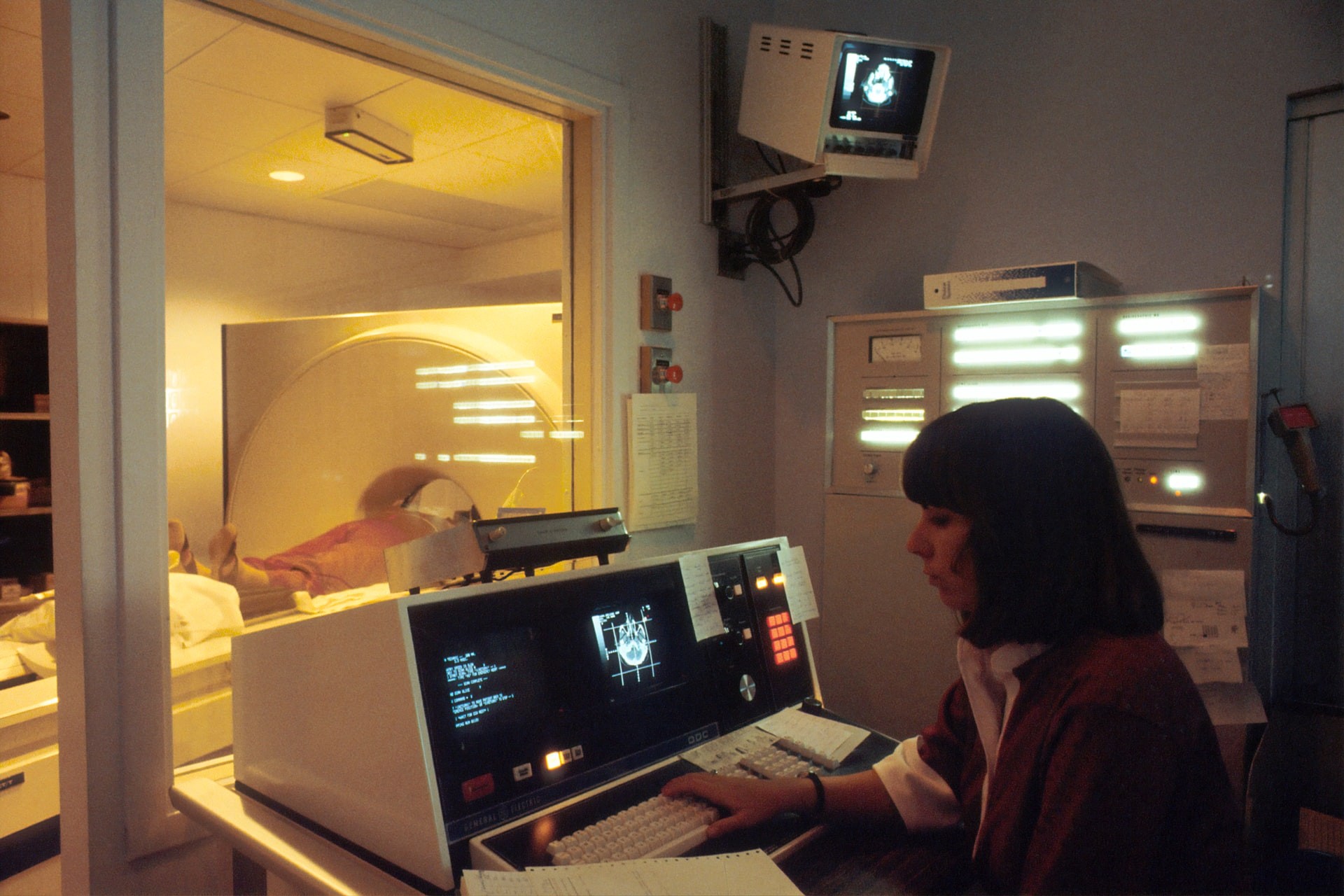 Uma ressonância magnética foi usada para captar a atividade cerebral de EG, enquanto ela realizava tarefas relacionadas a palavras (Foto: National Cancer Institute/ Unsplash)