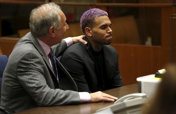 Chris Brown comparece a audiência em caso de agressão a Rihanna nesta sexta-feira (20) (Foto: Reuters/Mario Anzuoni)