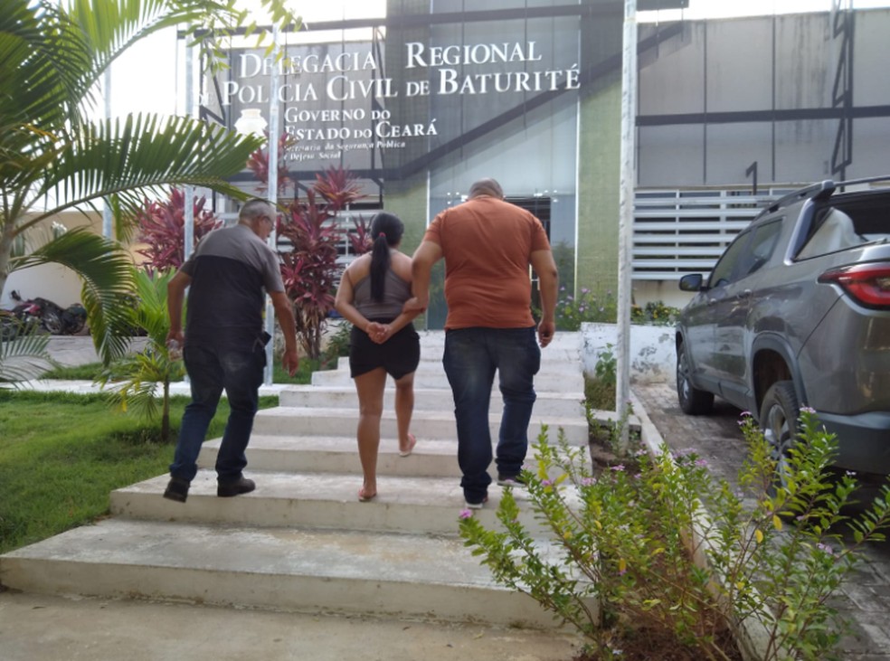 A mulher foi conduzida &agrave; Delegado Regional de Baturit&eacute;. &mdash; Foto: SSPDS