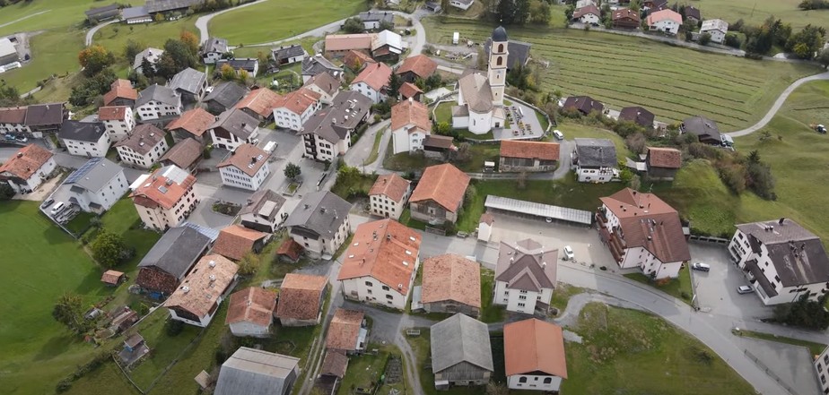 Vista aérea da vila de Brienz, na Suíça