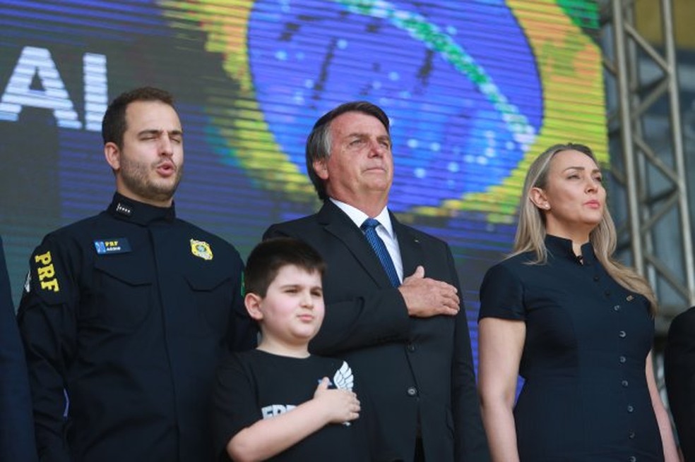 Sem m&aacute;scara, governadora acompanha formatura da PRF ao lado do presidente Bolsonaro &mdash; Foto: Julio Cavalheiro/ Secom