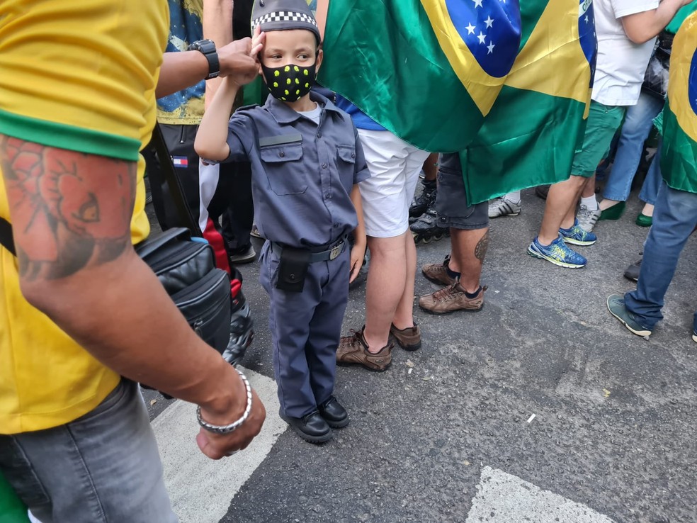 Criança com farda da Polícia Militar em ato de apoio a Bolsonaro — Foto: G1