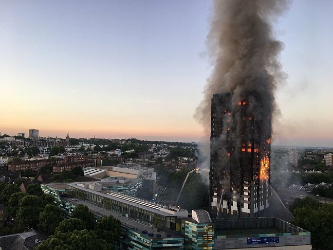 Grenfell Tower em chamas (Foto: Natalie Oxford / https://twitter.com/Natalie_Oxford)
