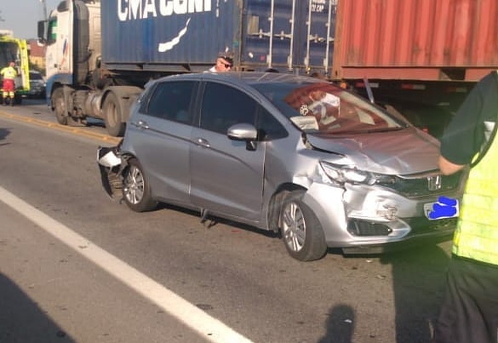 Carro ficou amassado ap&oacute;s impacto em engavetamento &mdash; Foto: Reprodu&ccedil;&atilde;o/Cubat&atilde;o Mil Grau