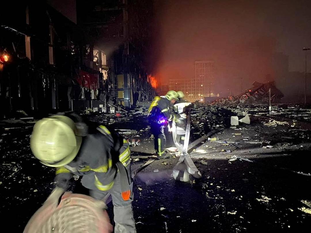 Funcionários realizam resgate de vítimas em Shopping incendiado na região de Podilskyi 