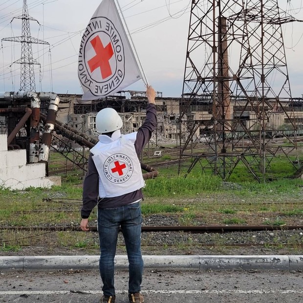 Integrante da organização Médicos Sem Fronteiras em frente à usina de Zaporizhzhia (Foto: Reprodução/Twitter)