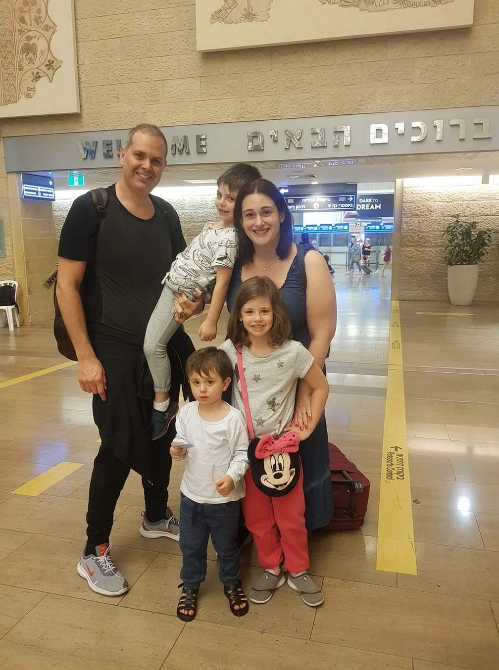 Allon Idelman com a família em Israel. — Foto: Arquivo pessoal/Allon Idelman