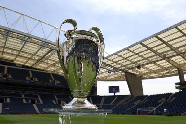 O troféu da Champions Legaue em exposição no Estádio do Dragão, em Porto, onde ocorrerá a final entre Chelsea e Manchester City (Foto: Getty Images)