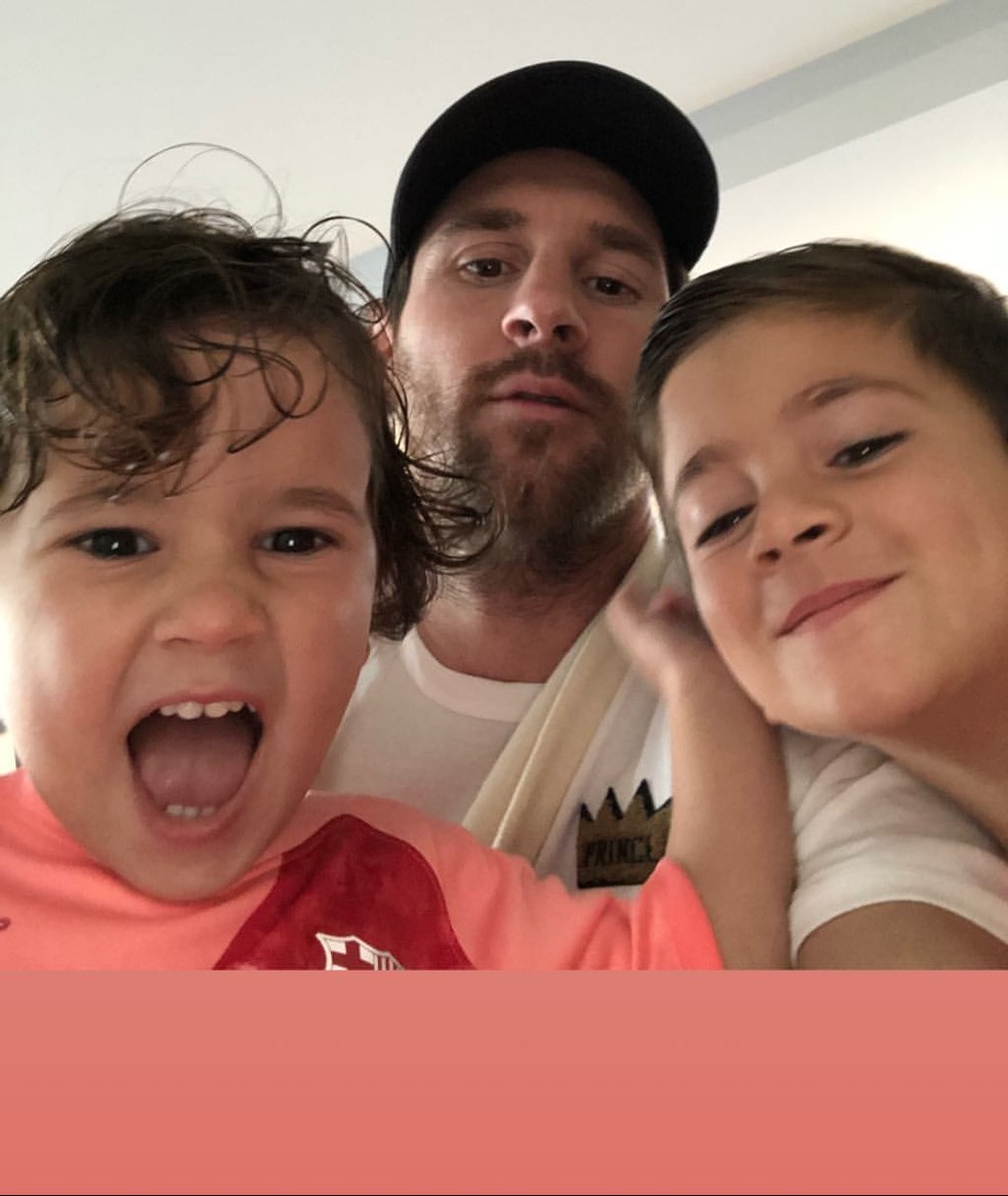 Messi postou uma foto ao lado dos filhos — Foto: Reprodução/Instagram