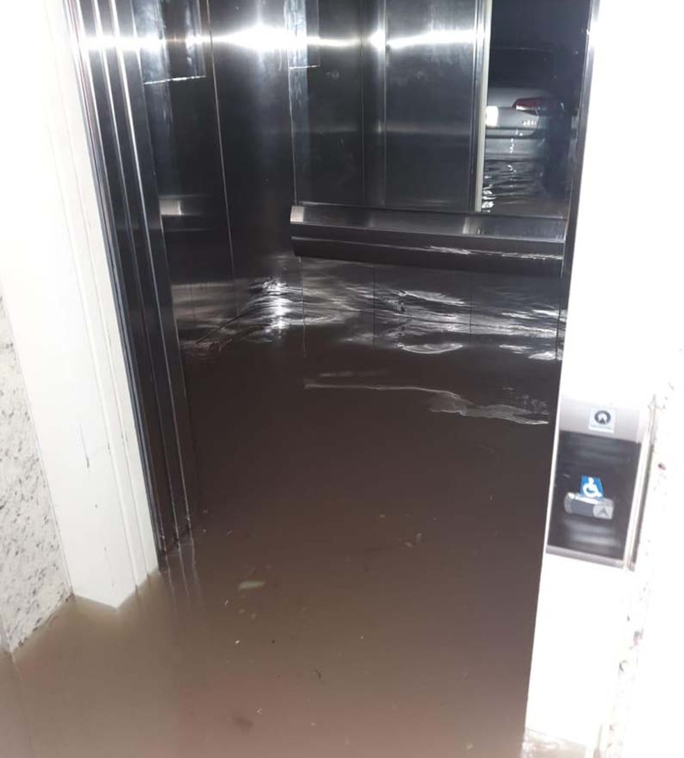 Água marrom vinda das ruas ocupou metade do elevador na Barra Funda — Foto: Arquivo Pessoal