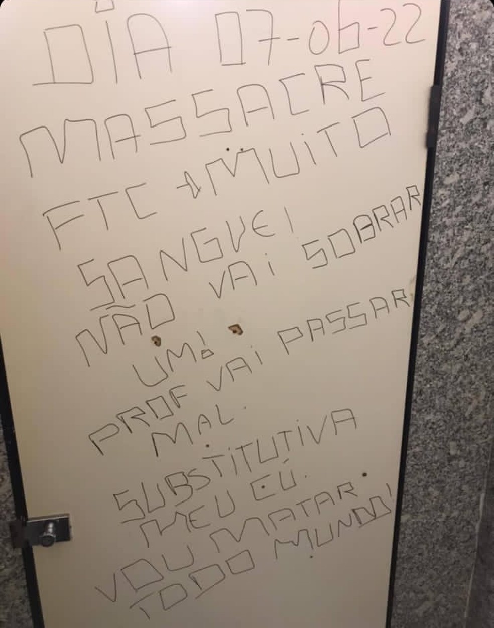 Ameaça de massacre contra alunos é escrita em porta de banheiro de universidade de Salvador — Foto: Redes Sociais