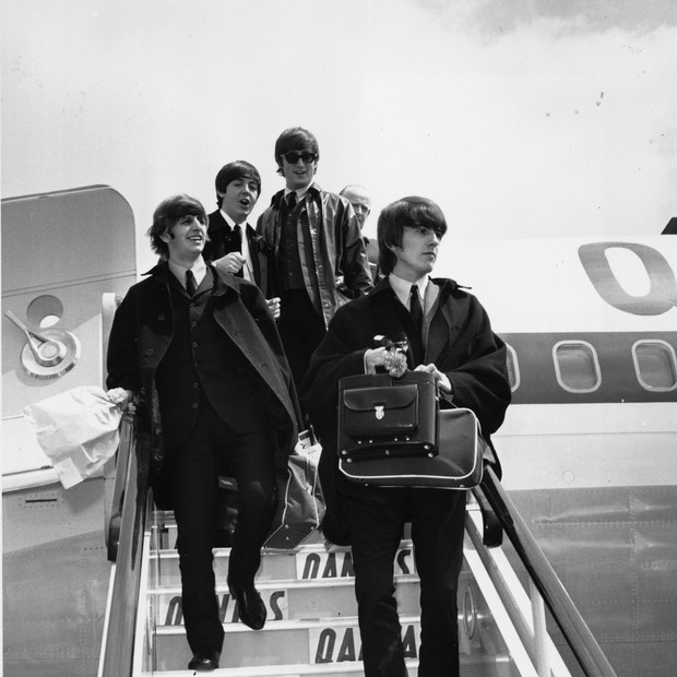 Os Beatles desembarcam em Londres (Foto: Getty Images)