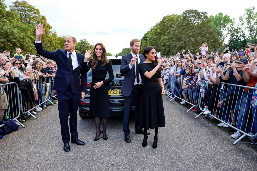 Príncipe William, Kate Middleton, príncipe Harry e Meghan Markle cumprimentam a multidão perto do Castelo de Windsor, em Londres.  — Foto: Chris Jackson / POOL / AFP