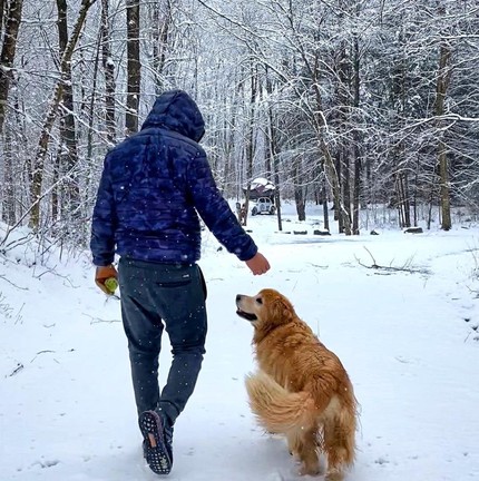 O influenciador Jesse Koz e seu cachorro, Shurastey, em Roscoe, Nova York — Foto: Reprodução / Instagram