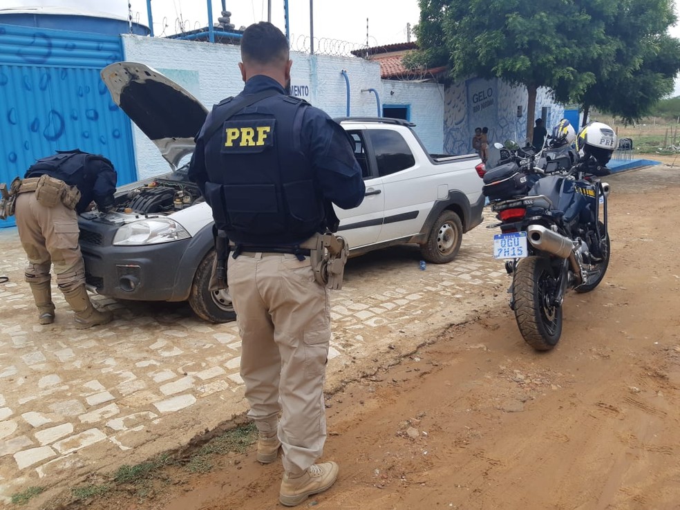 PRF apreendeu no RN carro roubado roubado na Bahia e prendeu mulher que estava com o veículo — Foto: Divulgação/PRF