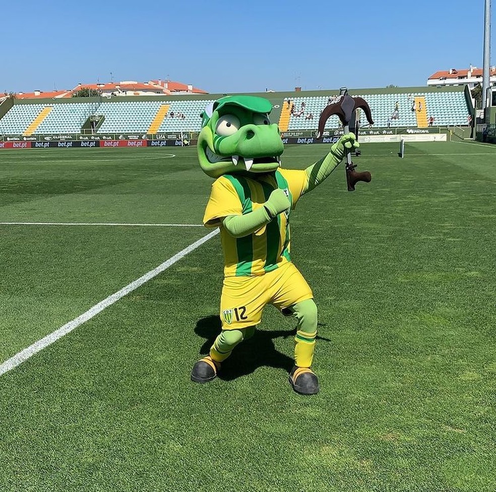 Beirão, mascote do Tondela, antes da partida contra o Portimonense — Foto: Reprodução de Instagram