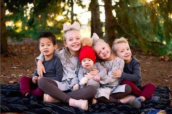 Os filhos da youtuber Myka Stauffer, incluindo o pequeno Huxley, enviado por ela para outra família (Foto: Instagram)
