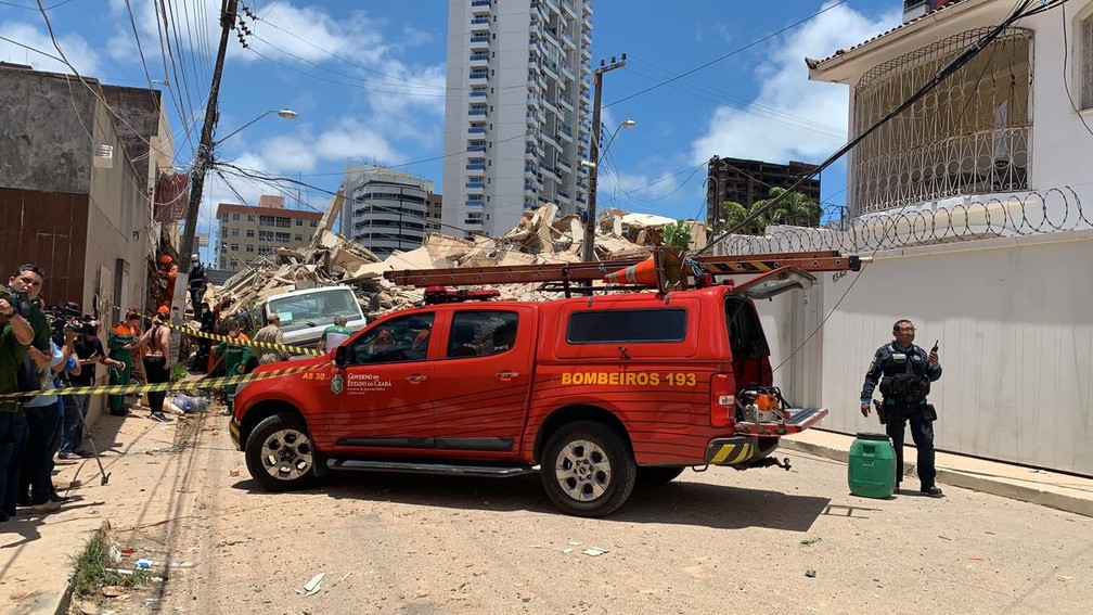 Bombeiros realizam resgate de vítimas do desabamento em Fortaleza — Foto: Reprodução/SVM