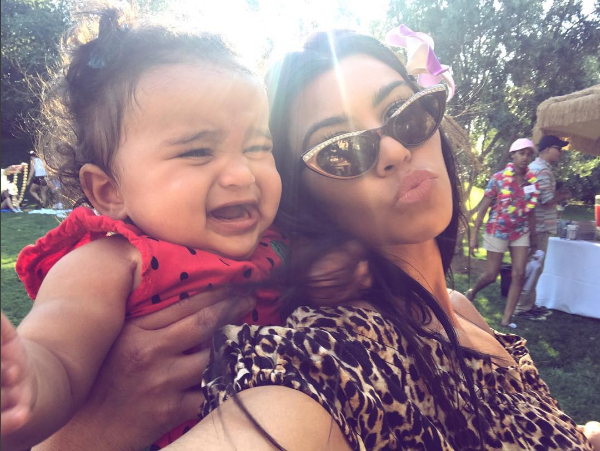 Kourtney Kardashian com a sobrinha, Dream (Foto: Reprodução/Instagram)