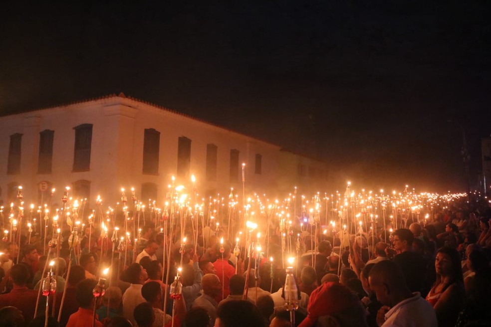 Em 2019, milhares de pessoas participaram da Procissão do Fogaréu em Oeiras  — Foto: Lucas Marreiros/G1 PI