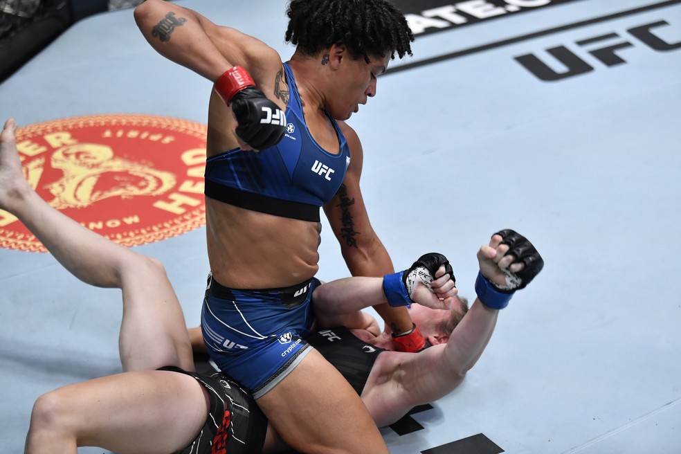 Sijara Eubanks castiga a adversária no ground and pound — Foto: Getty Images