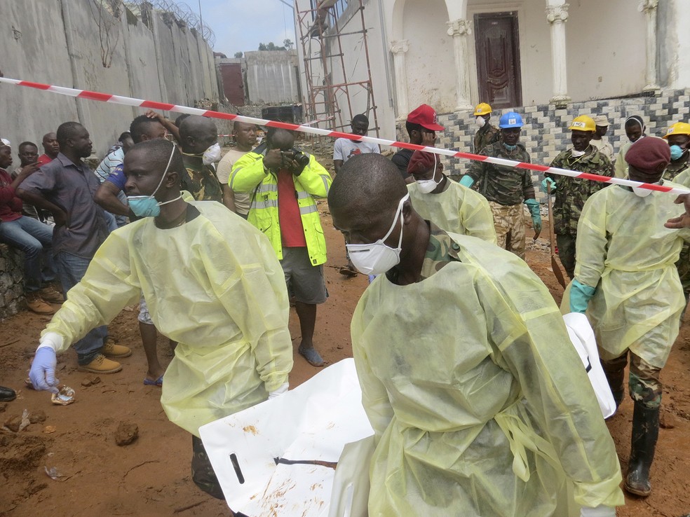 Equipes de resgate retiram corpo de vítima de deslizamentos de terra em Regent, em Serra Leoa (Foto: AP Photo/ Manika Kamara)