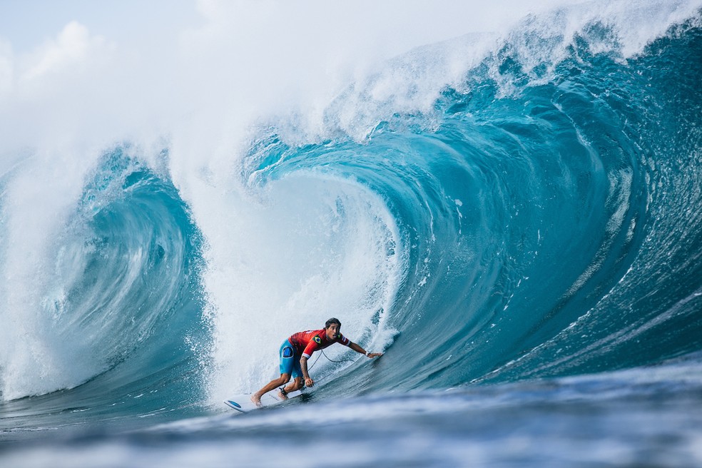 Miguel Pupo semifinal Pipeline Mundial de Surfe — Foto: Brent Bielmann/World Surf League