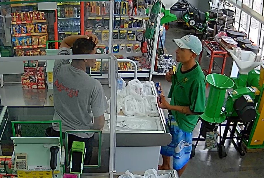 VÍDEO: Câmera de segurança flagra assalto a pet shop durante jogo do Brasil em Bom Jesus dos Perdões