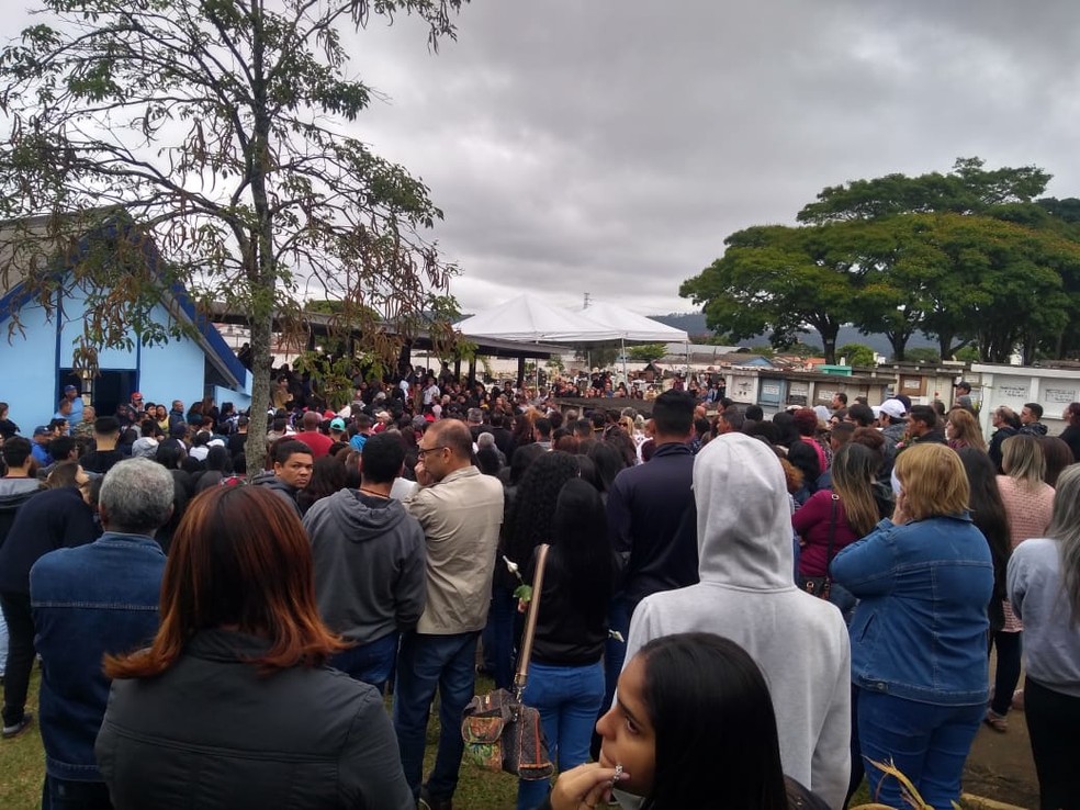 Caso Rayane Paulino: Corpo da jovem que sumiu após festa em Mogi das Cruzes foi enterrado nesta segunda-feira (28), em Mogi das Cruzes — Foto: Mirielly Castro/TV Diário