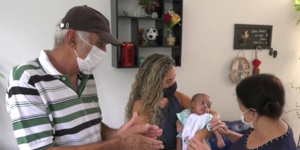 Dominick recebeu alta e foi recebido com amor pelos avós e pelos tios  — Foto: Reprodução/Inter TV