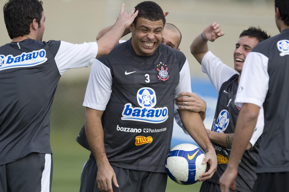 Ronaldo sendo alvo de "petelecos" de Defederico e outros jogadores do Corinthians — Foto: Daniel Augusto Jr/Ag.Corinthians