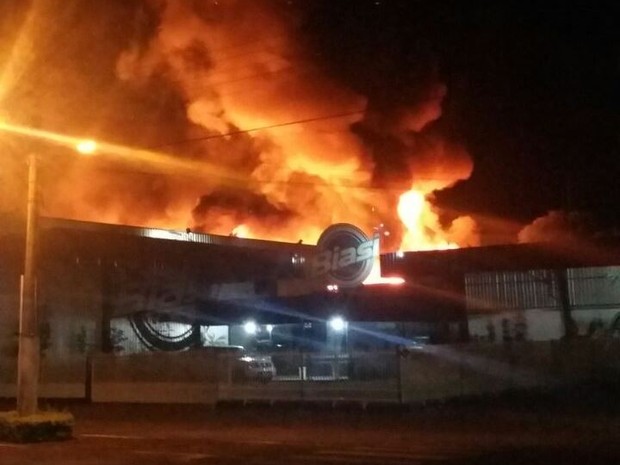 Incêndio atingiu empresa em Caibi, no Oeste de SC (Foto: Corpo de Bombeiros Militar/Divulgação)