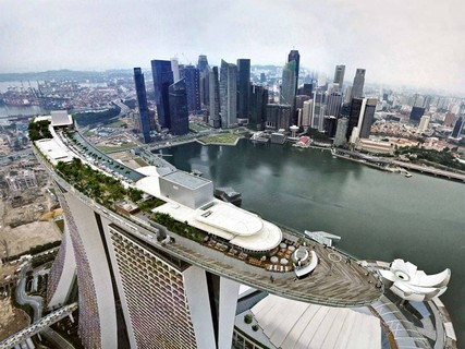 A maior piscina de cobertura está em Cingapura, no Hotel Marina Bay Sands. Ela tem 150 metros de comprimento e fica no 57º andar