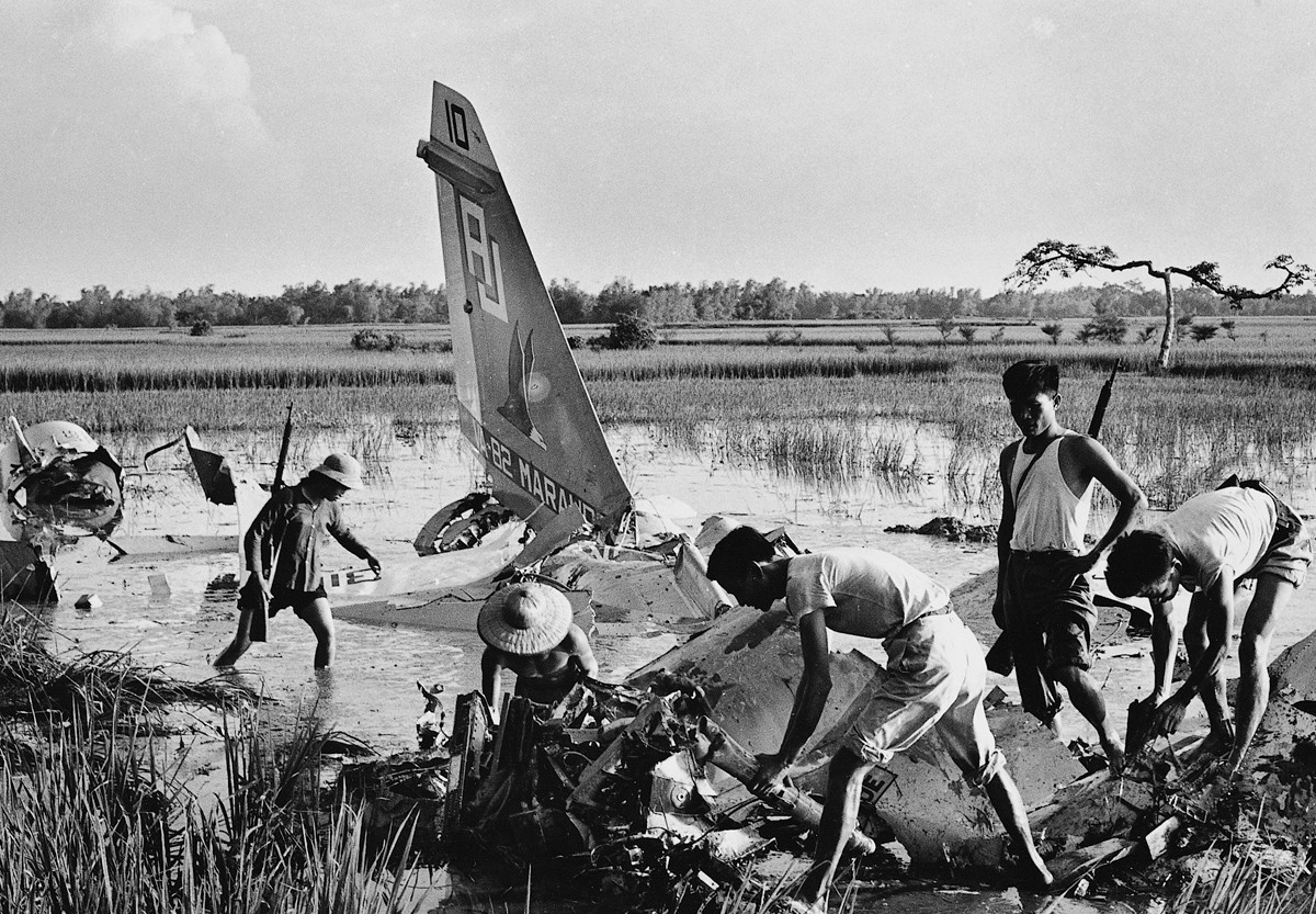 1972 - Moradores locais exploram os destroços de um pequeno avião abatido nos subúrvios de Hanoi (Foto: Reprodução)