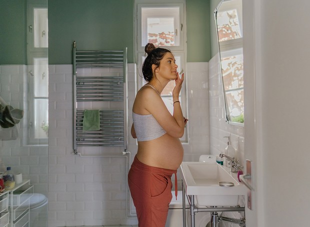 Cuidados com a pele do rosto e corpo na gravidez (Foto: Aleksandar Nakic/Getty Images)
