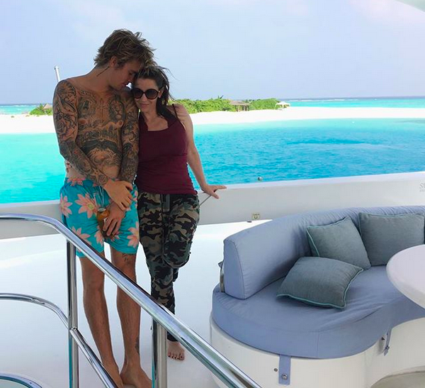O cantor Justin Bieber com a mãe durante as férias dos dois, antes dela quebrar o pé (Foto: Instagram)