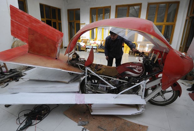 Zhang Xuelin usou peças de madeira e plástico para transformar moto em avião (Foto: China Daily/Reuters)