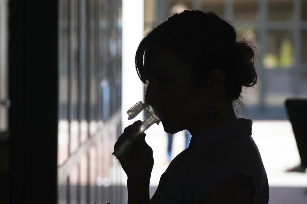 Estudante fornece saliva para um teste experimental de Covid-19 para pessoas assintomáticas — Foto: Irene Yi/UC Berkeley via AP