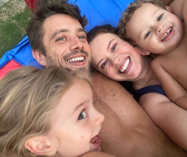 Rafael Cardoso com Mari Bridi e os filhos, Aurora e Valentim (Foto: Reprodução/Instagram)